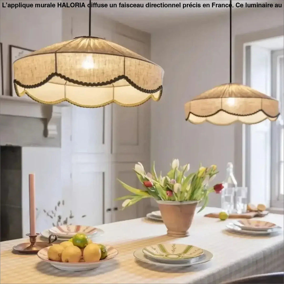 Béige suspension luminaire en lin avec bords festonnés et bordure sombre pour une décoration élégante