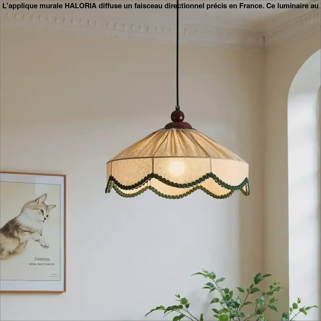 Suspension luminaire melvia avec abat-jour beige translucide vintage et bordure verte décorative en scallop