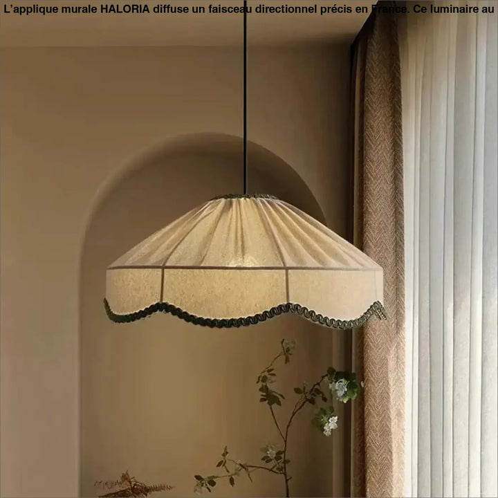 Suspension luminaire melvia en tissu beige avec bordure festonnée, idéal pour un éclairage décoratif élégant