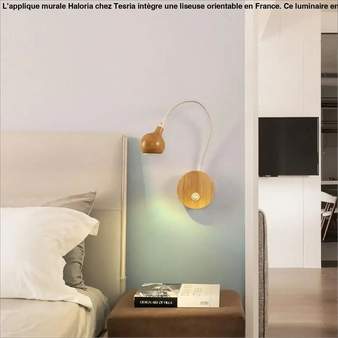 Applique murale haloria en bois minimaliste avec bras métallique courbé et lumière chaude idéale long d’un couloir ou autour d’un miroir