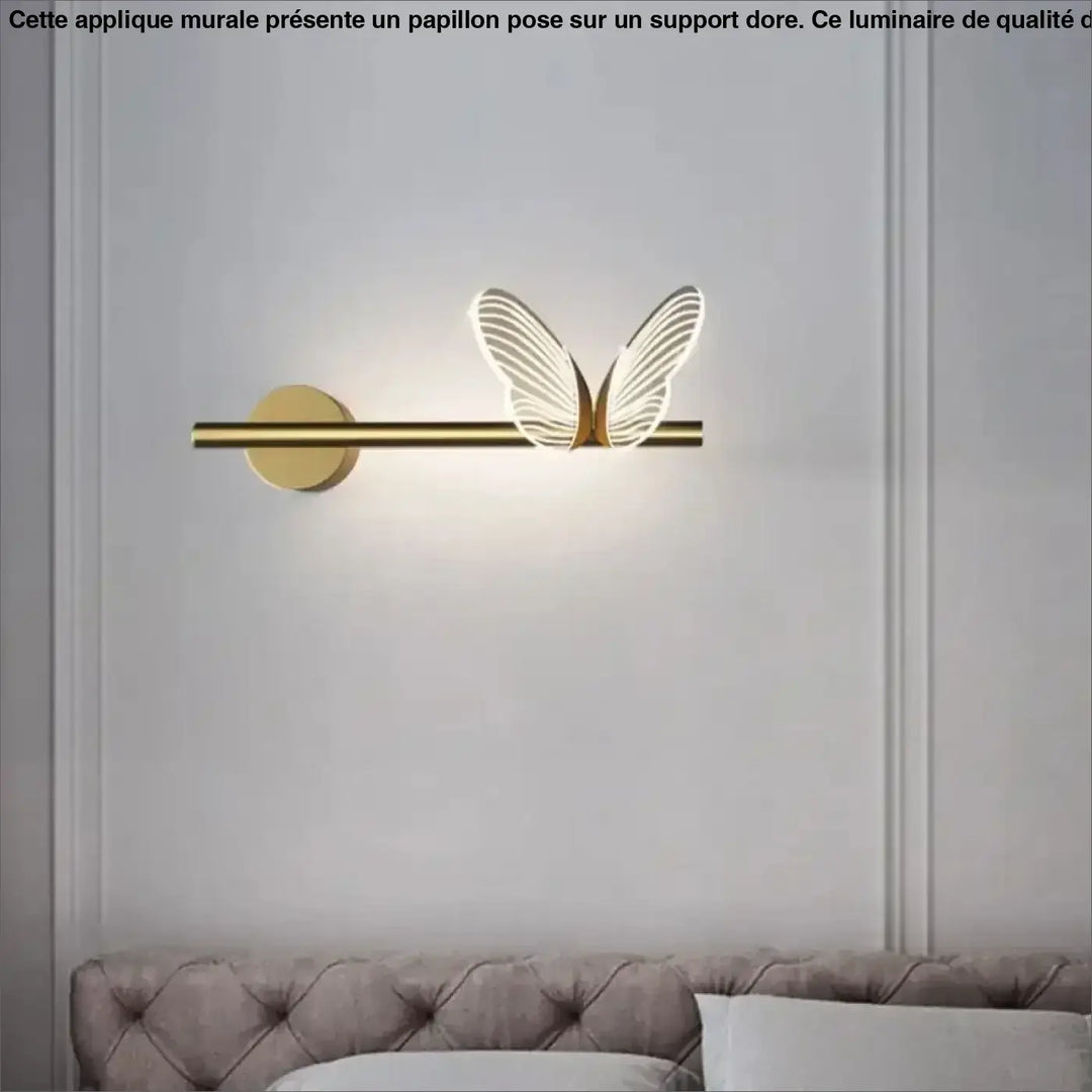 Applique murale avec papillon posé sur support doré

