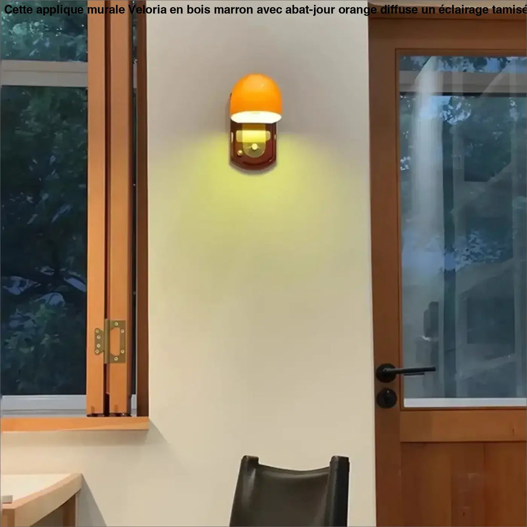Applique murale avec support en bois marron et abat-jour orange

