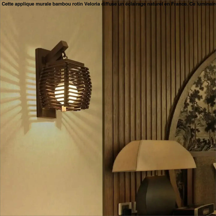 Applique murale bambou rotin veloria en bois foncé avec design en treillis tissé diffusant une lumière chaude radiale