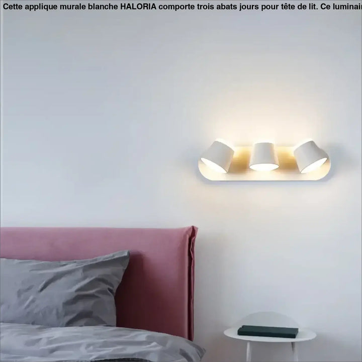 Applique murale blanche à trois abats jours avec têtes spotlights ajustables pour tête de lit moderne par haloria