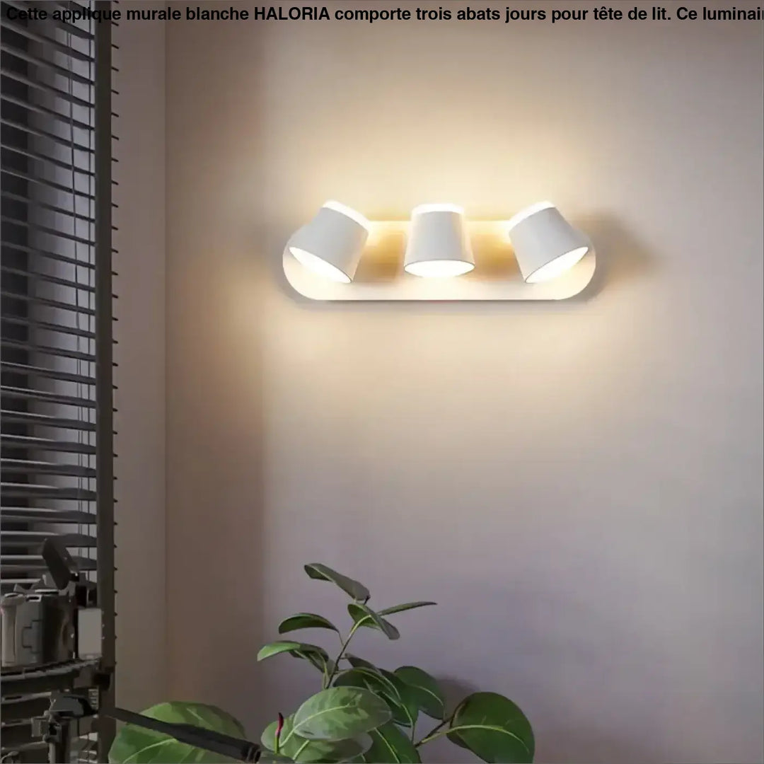 Applique murale blanche avec trois abats jours orientables pour tête de lit design minimaliste