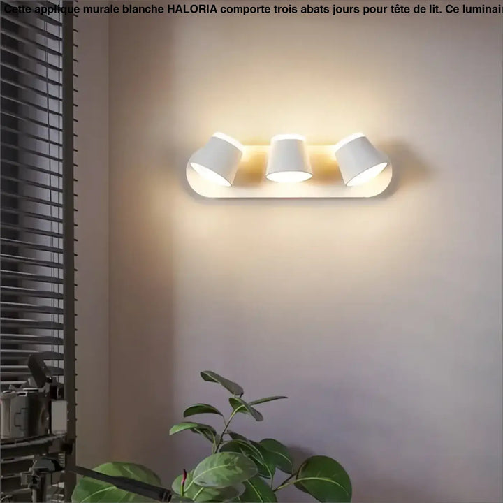 Applique murale blanche avec trois abats jours orientables pour tête de lit design minimaliste