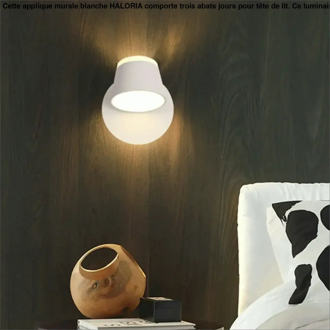 Applique murale blanche en verre dépoli avec trois abats jours pour tête de lit design moderne et minimaliste