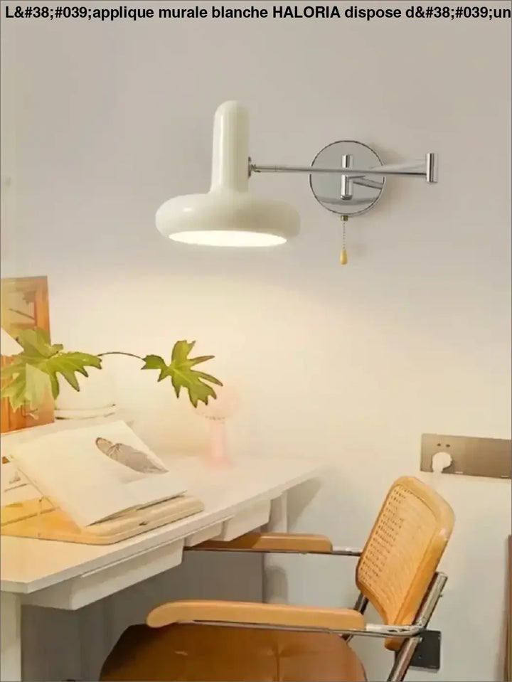 Applique Murale Blanche Avec Bras Articulé De Couleur Argent