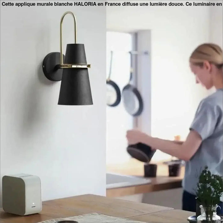 Applique murale blanche chambre en finition mate noire avec arche et bande accent en laiton par haloria