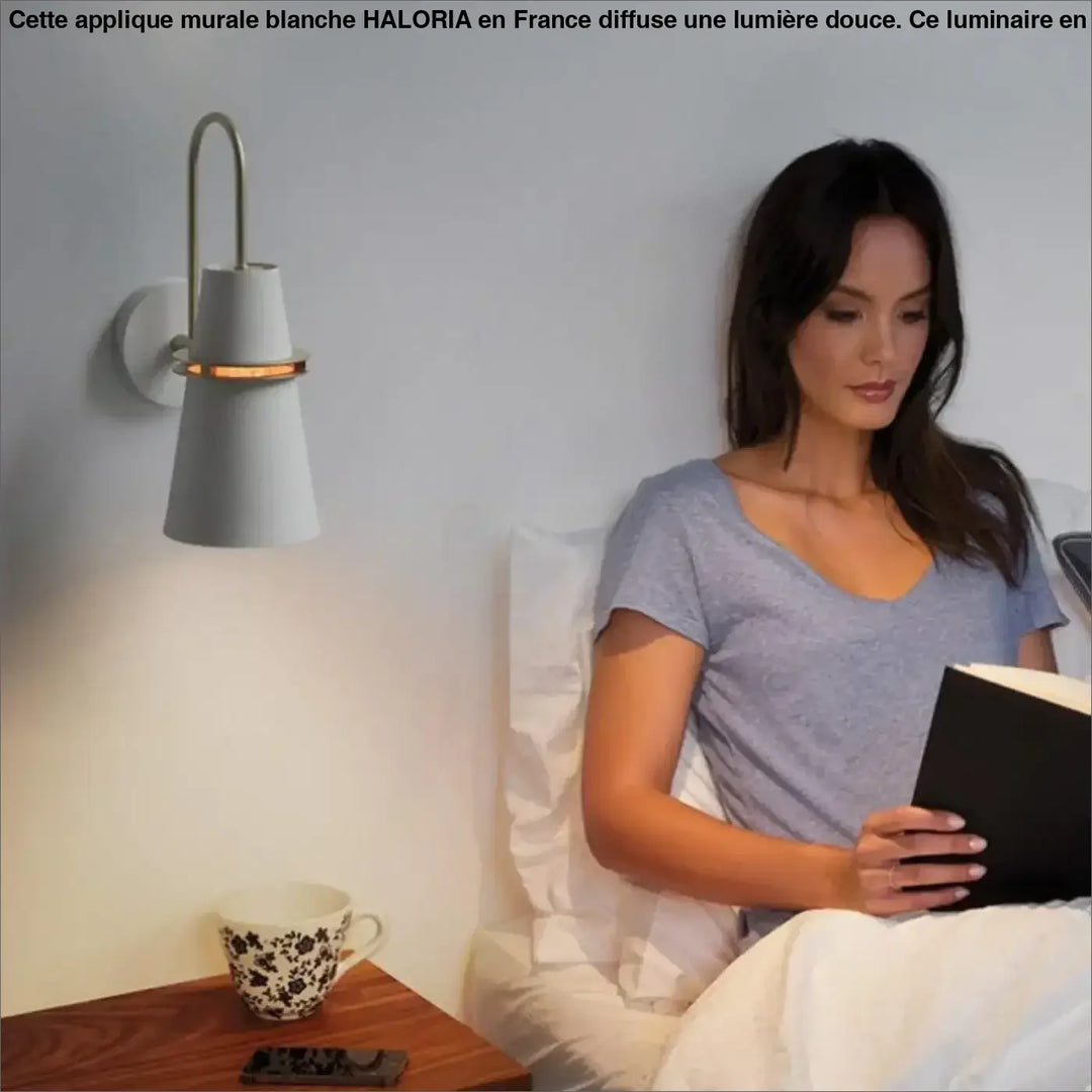 Applique murale blanche chambre avec bras en métal incurvé et anneau daccent chaud design moderne haloria