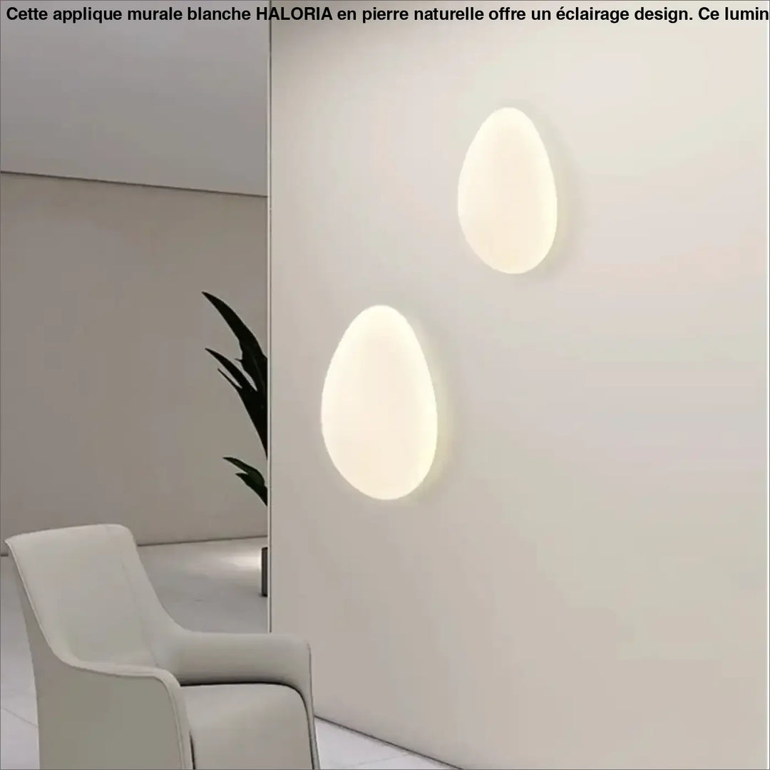 Deux appliques murales blanches en forme de pierre naturelle émettent une lumière douce et blanche