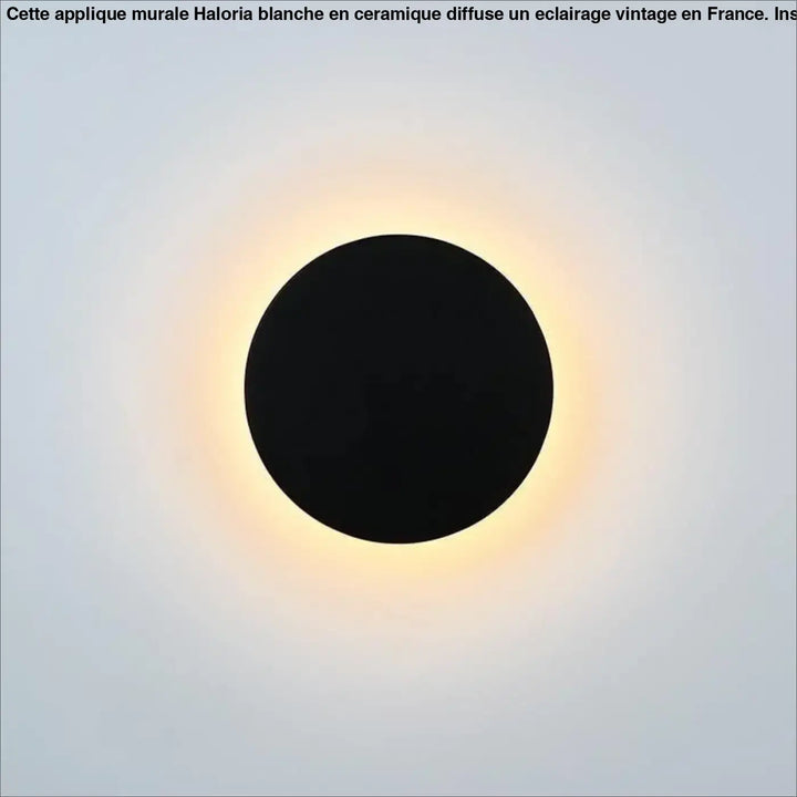 Applique murale noire circulaire vintage avec halo lumineux chaud effet ceramique idéale long d’un couloir ou autour d’un miroir