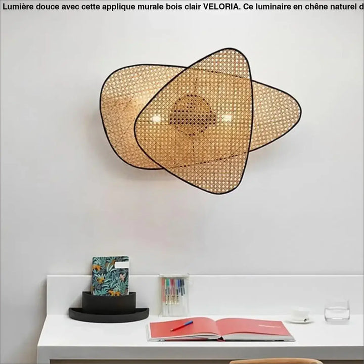 Applique murale bois clair veloria en rotin tressé moderne avec panneaux géométriques noirs et teinte bois chaud
