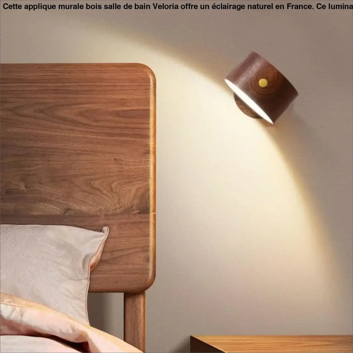 Applique murale bois warm-toned avec design circulaire cylindrique et petit accent jaune parfaite pour salle de bain veloria