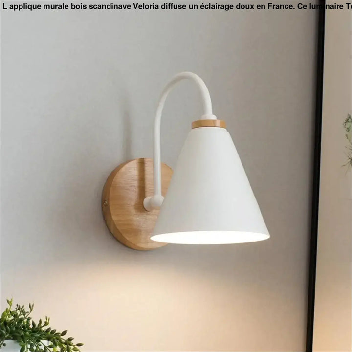Applique murale bois scandinave veloria avec abat-jour conique blanc sur bras courbe blanc et base ronde en bois