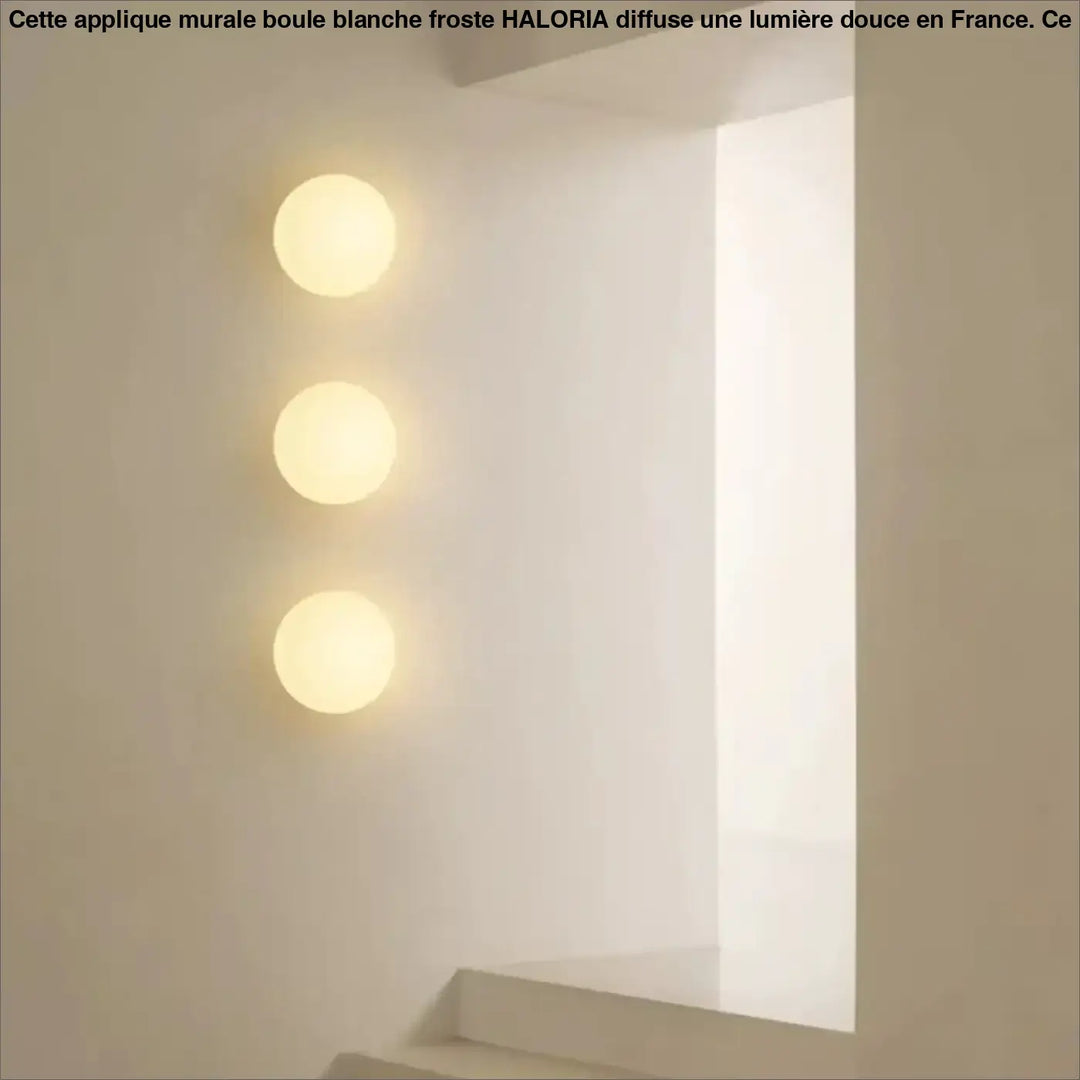 Applique murale boule blanche froste haloria avec trois appliques murales rondes minimalistes aux tons chauds