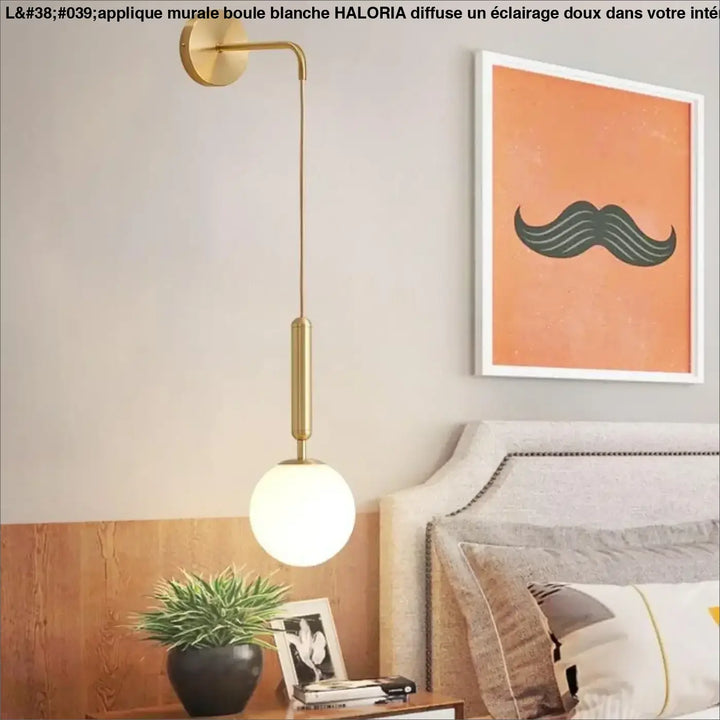 Applique murale gold ton avec bras courbé et abat-jour sphérique en verre opalin murale boule blanche haloria