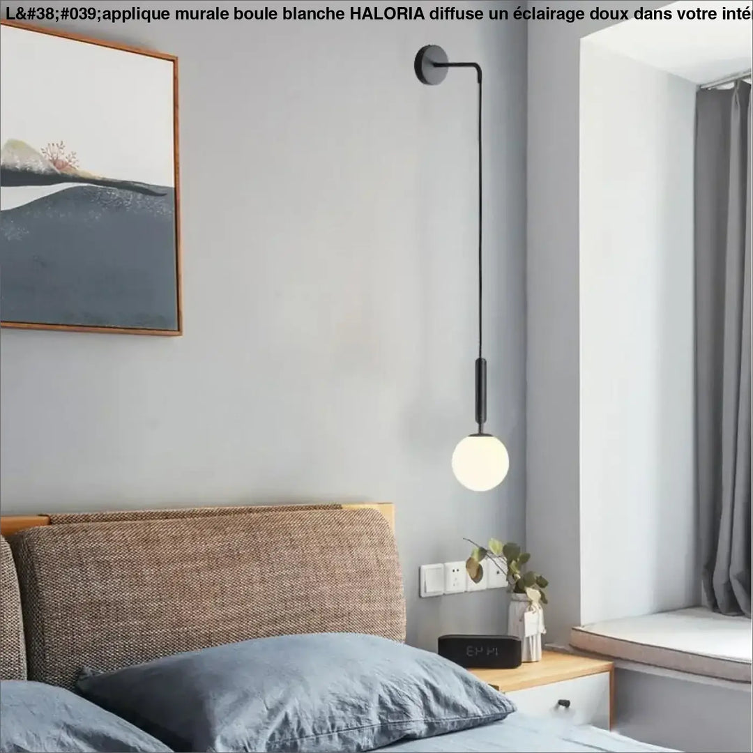 Applique murale boule blanche haloria avec bras courbé noir et ampoule ronde en verre dépoli minimaliste