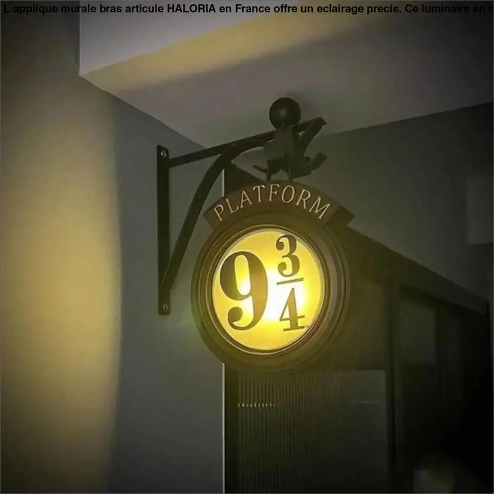 Applique murale bras articule circulaire haloira avec eclairage jaune chaud et lettres noirs platform 9¾