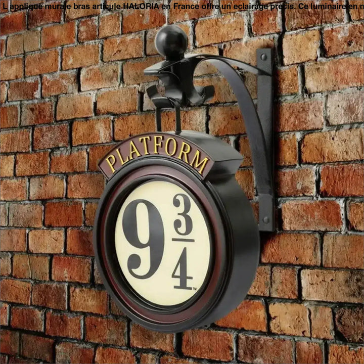 Applique murale bras articule noire avec lettrage doré platform 9¾ et éclairage circulaire sur support orné