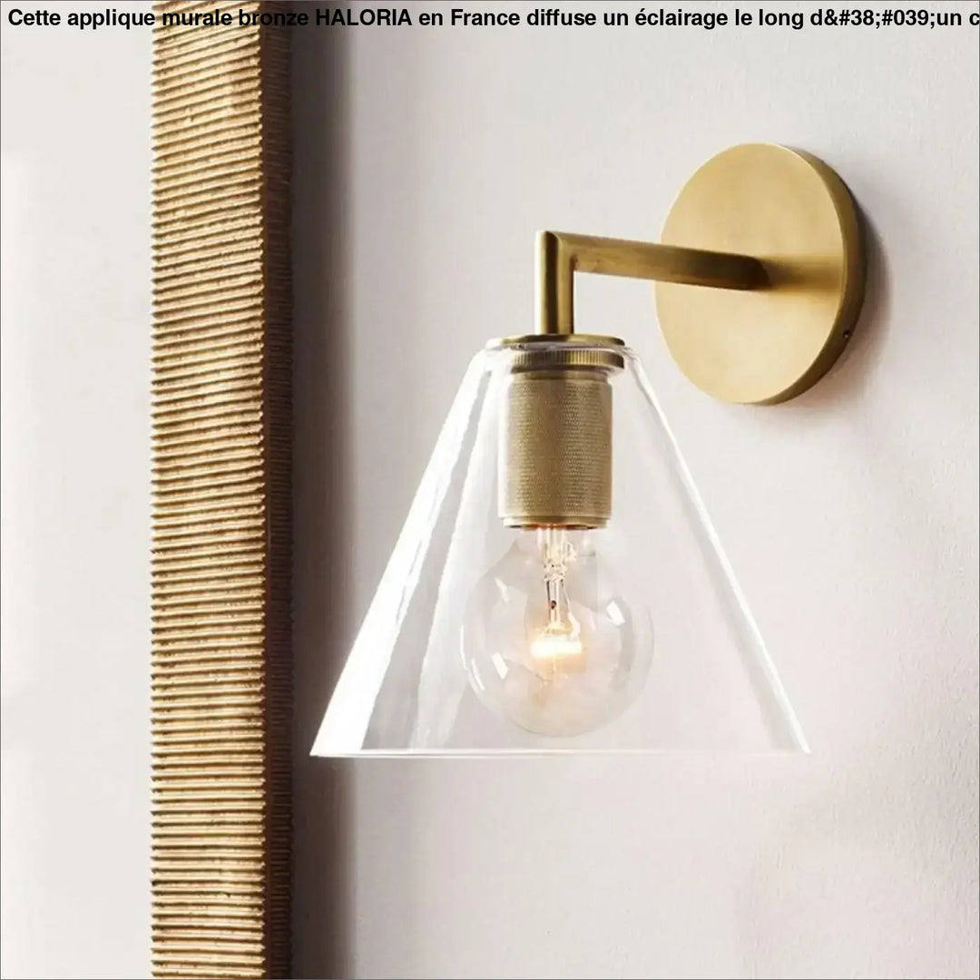 Applique murale bronze haloria moderne en laiton avec abat-jour conique en verre transparent et ampoule apparente