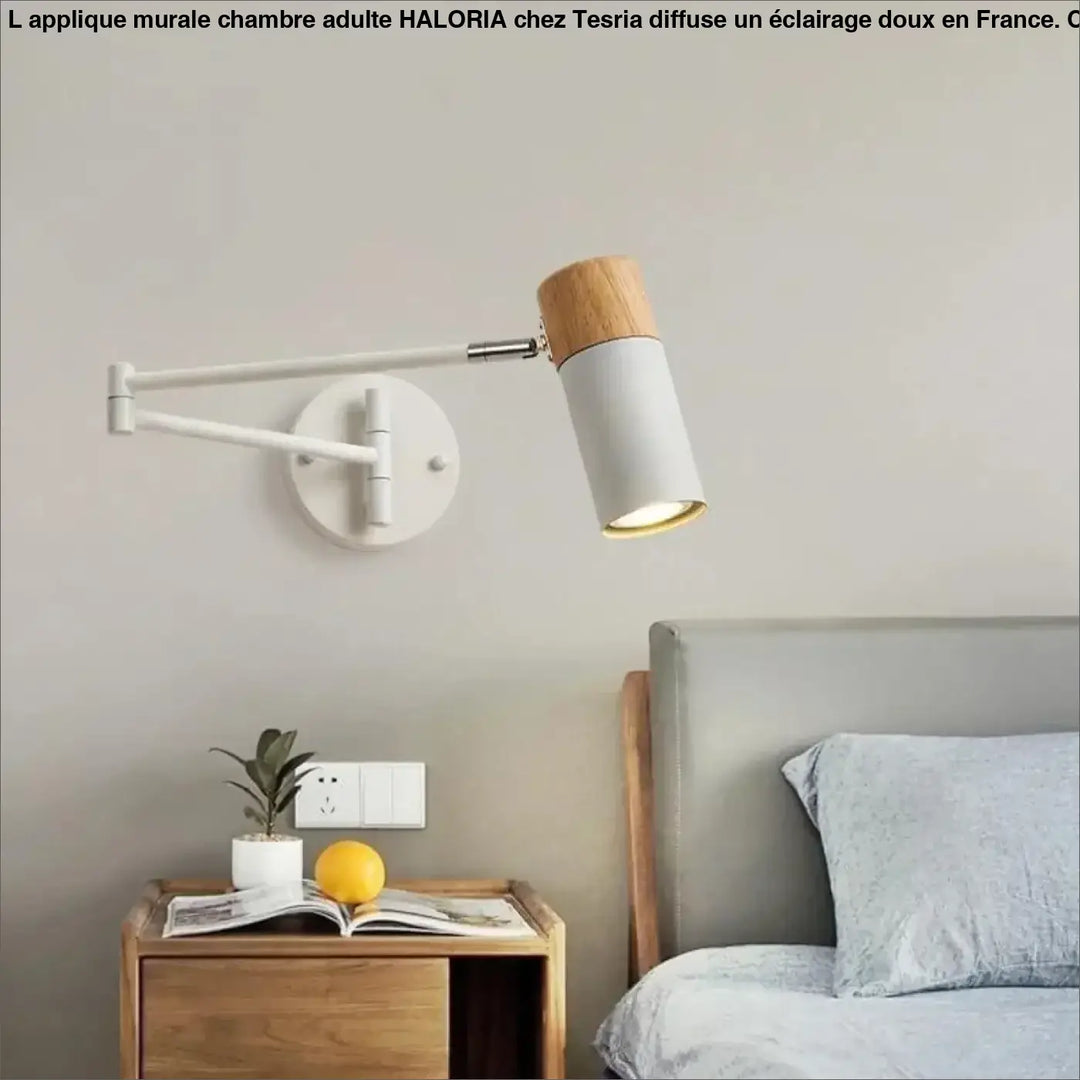 Applique murale chambre adulte haloria avec bras metal blanc et tete reglable en bois emettant une lumiere chaude