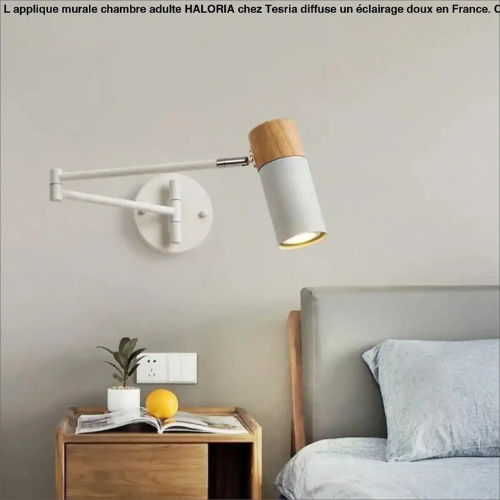 Applique murale chambre adulte haloria avec bras metal blanc et tete reglable en bois emettant une lumiere chaude