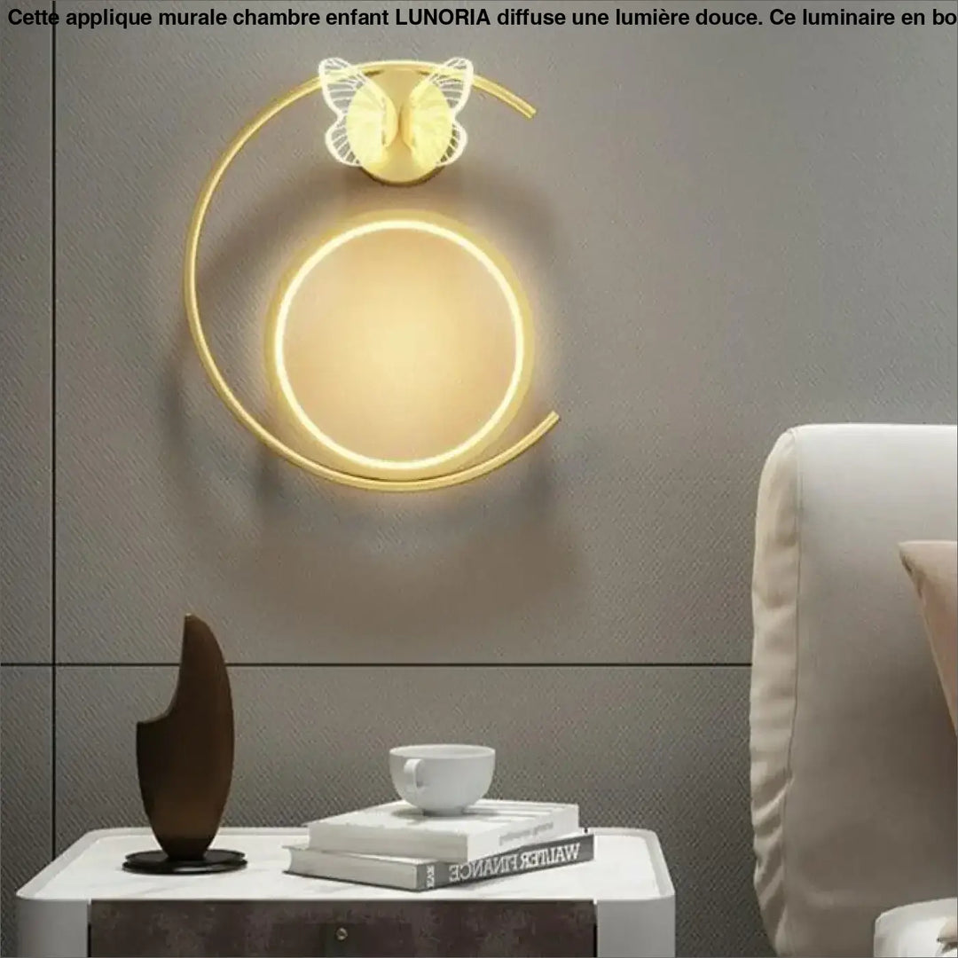 Applique murale chambre or ton avec forme de lune et papillon délicat émettant une lumière ambiante chaude lunoria