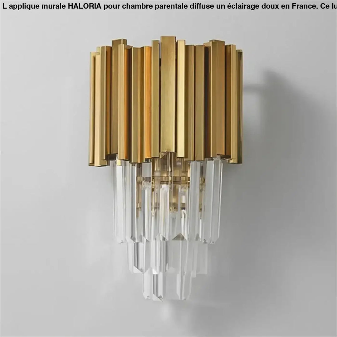 Applique murale chambre en ton or avec barres verticales en laiton et prismes en cristal pour murale chambre