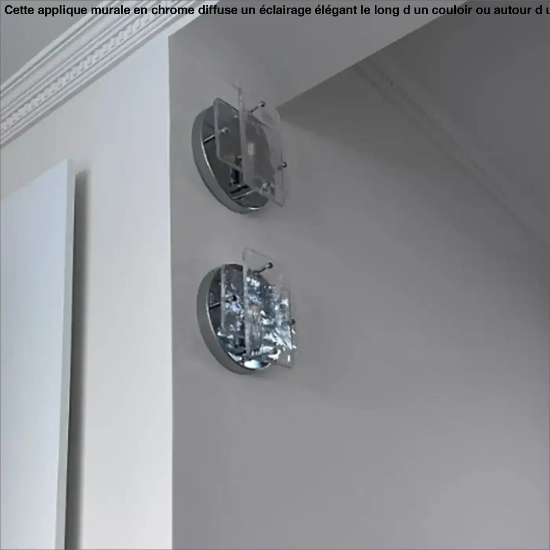 Applique murale couleur chrome avec façade en verre 