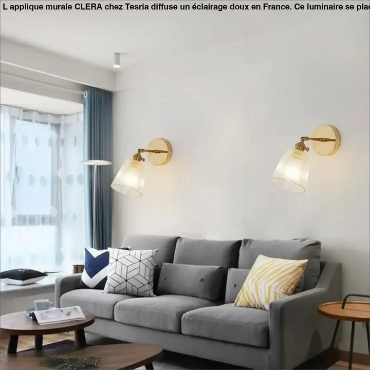 Deux appliques murales clera en laiton avec abat-jours en verre dépoli pour éclairer long d un couloir ou autour d un miroir