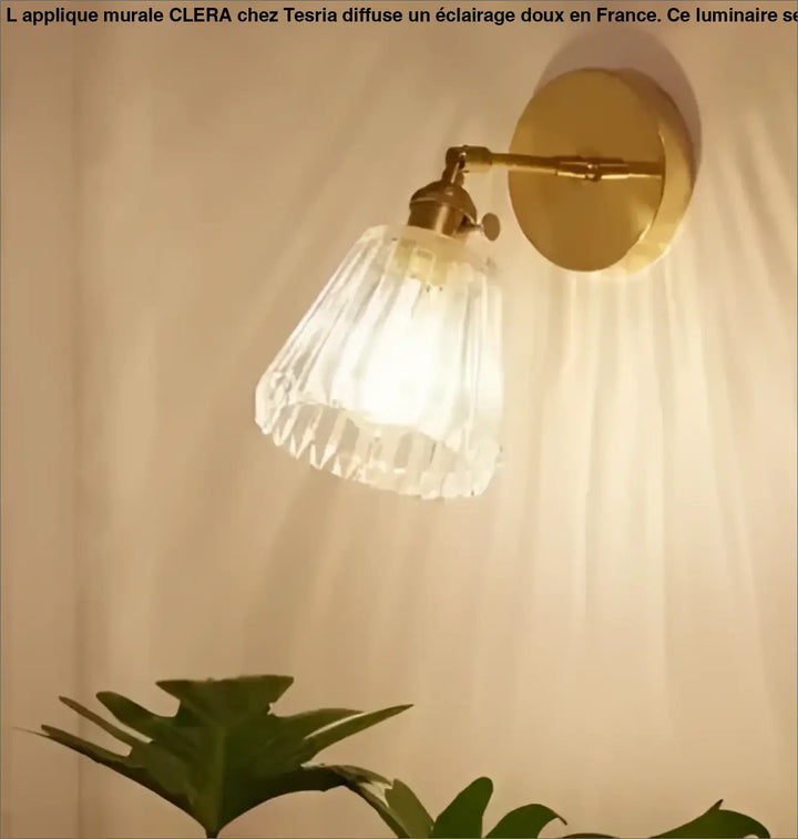 Applique murale en laiton avec abat-jour en verre facetté clair idéale pour long d un couloir ou autour d un miroir