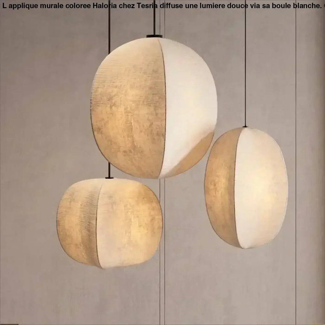 Applique murale coloree de style contemporain avec trois boules blanches en tissu beige texturé et matière lisse blanche