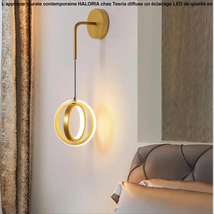 Applique murale contemporaine haloria en métal doré avec deux anneaux circulaires émettant une lumière chaude