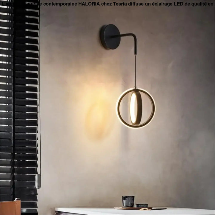 Applique murale contemporaine noire HALORIA avec bras incurvé et anneau lumineux circulaire éclaireur