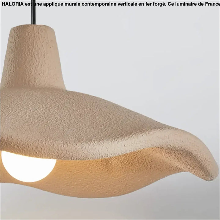 Applique murale contemporaine verticale beige en céramique texturée avec design organique fluide en fer forgé Haloria