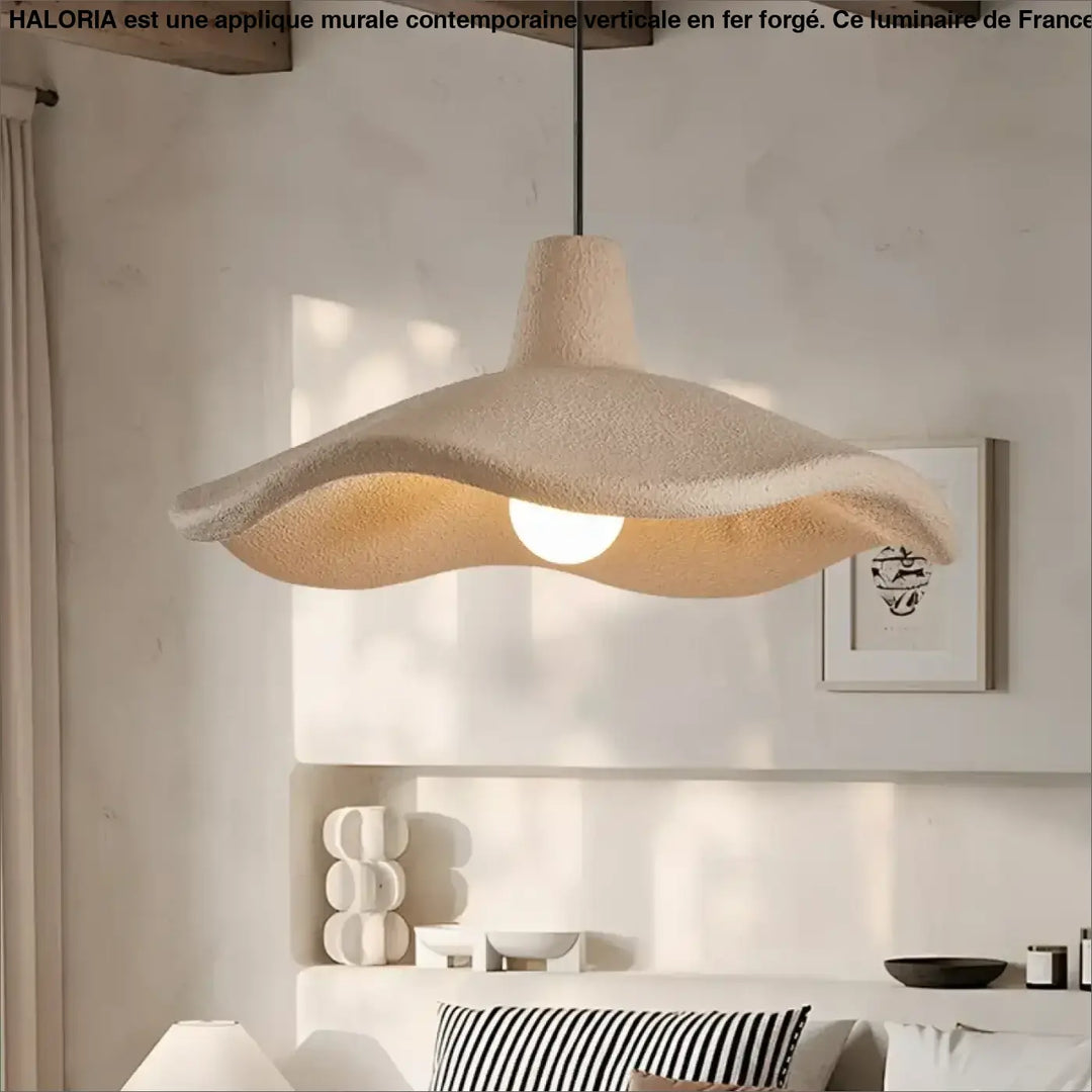 Applique murale contemporaine verticale en fer forge beige avec lampe suspendue texturée aux ondulations organiques douces