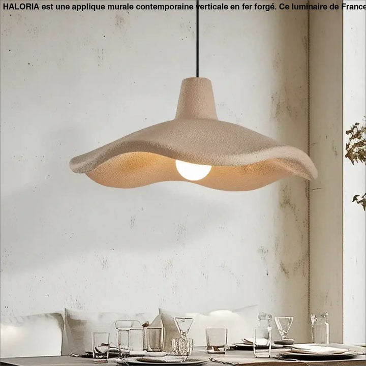 Applique murale contemporaine beige en céramique texturée forme organique verticale HALORIA en fer forgé