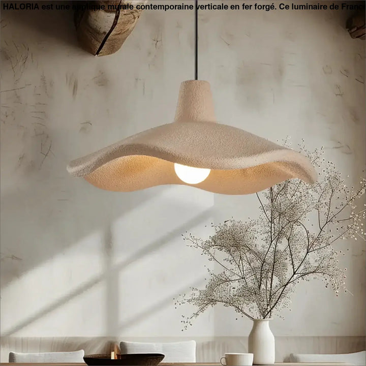 Applique murale contemporaine verticale en fer forge avec suspension en céramique beige texturée à motif ondulé organique