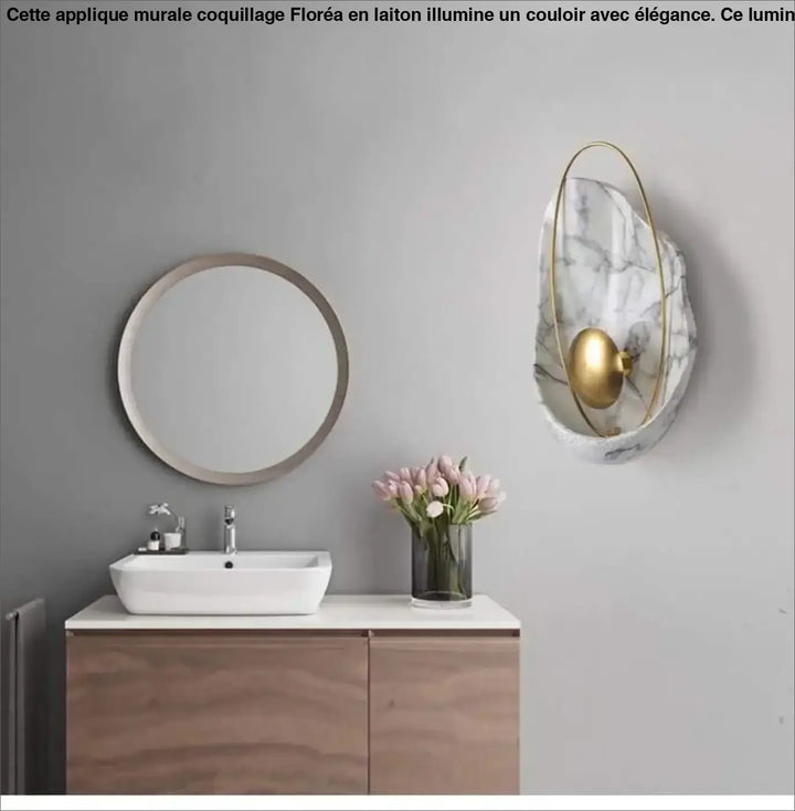 Applique murale coquillage floréa en marbre blanc avec accents dorés pour un éclairage mural moderne et élégant