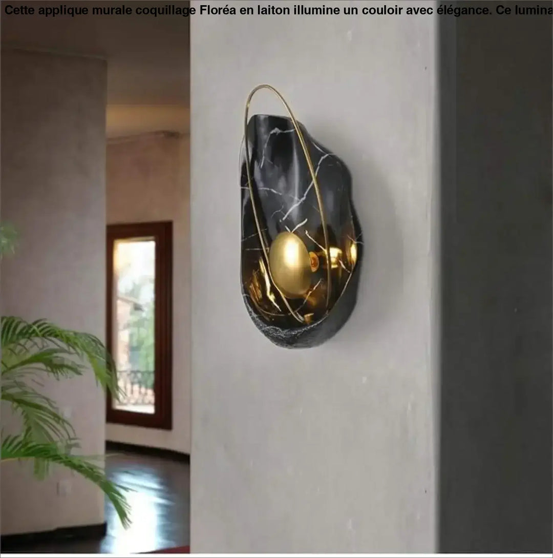 Applique murale coquillage floréa en marbre noir avec accents métalliques dorés et lumière sphérique élégante