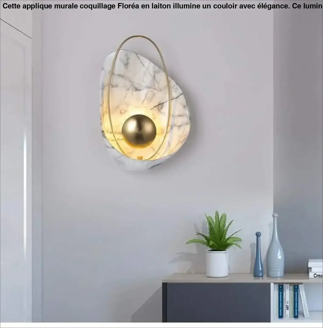 Applique murale coquillage floréa avec base en marbre blanc cadre métallique doré et ampoule sphérique moderne