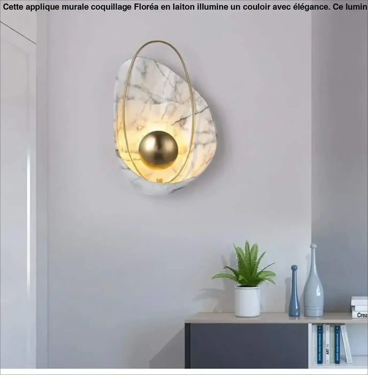 Applique murale coquillage floréa avec base en marbre blanc cadre métallique doré et ampoule sphérique moderne