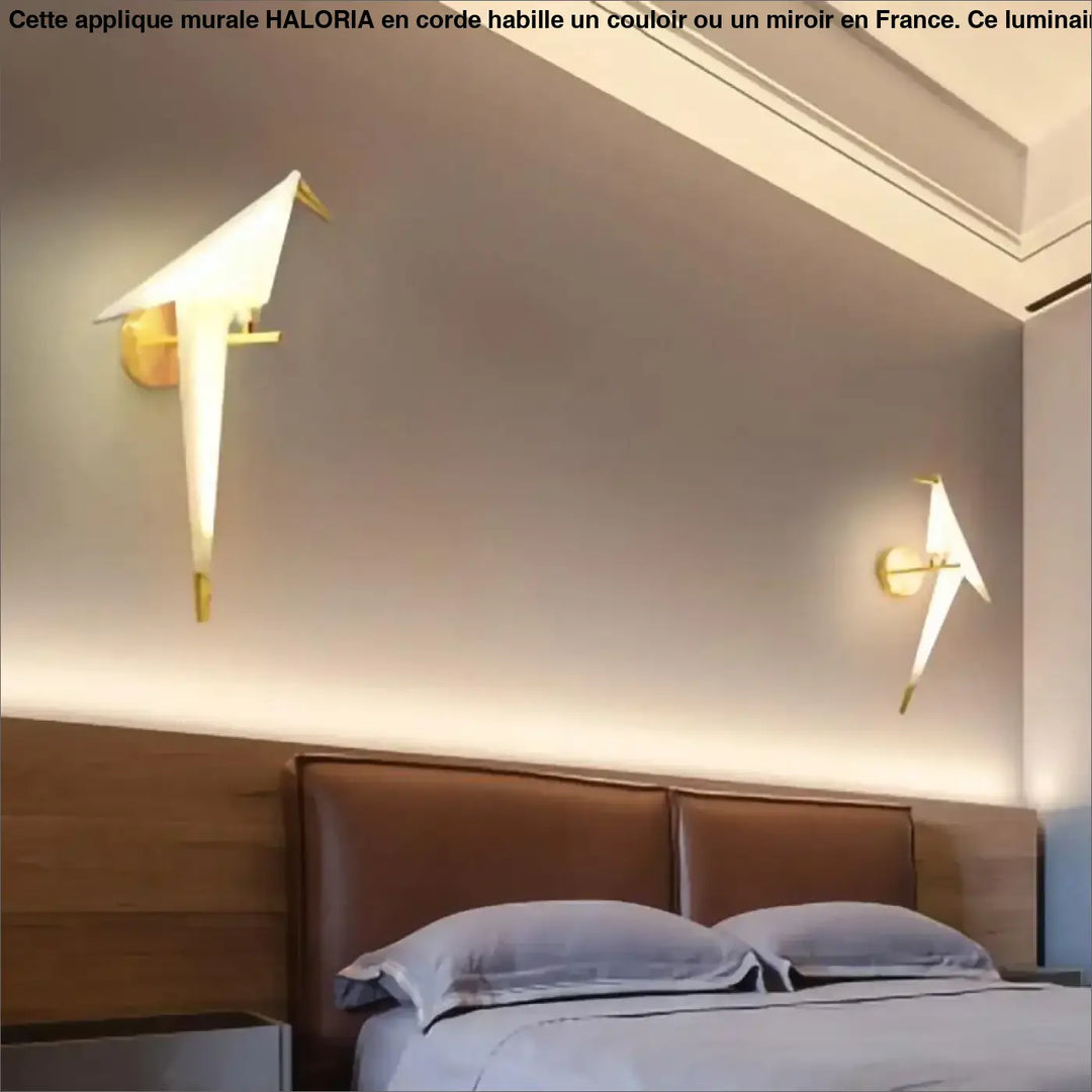 Applique murale haloria en forme de grue origami dorée avec ailes blanches éclairées idéale long d’un couloir ou autour d’un miroir