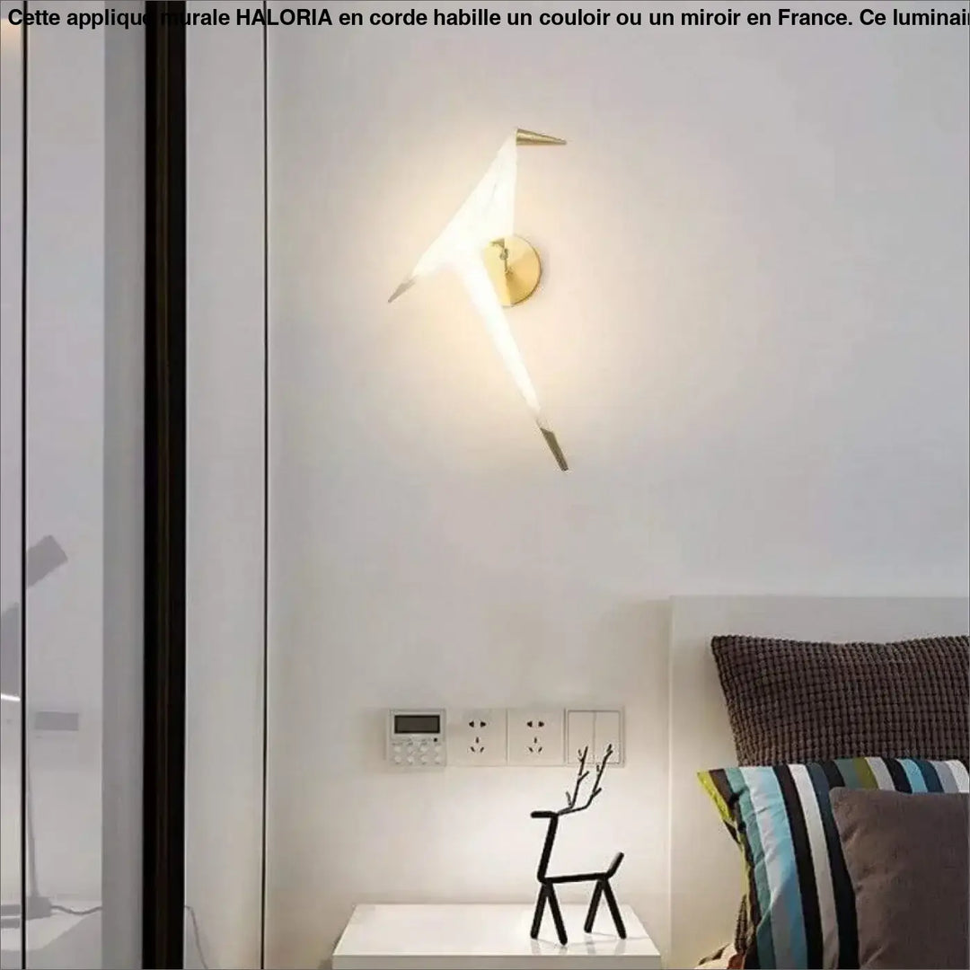 Applique murale HALORIA dorée moderne avec diffuseur en verre dépoli idéale long d un couloir ou autour d un miroir