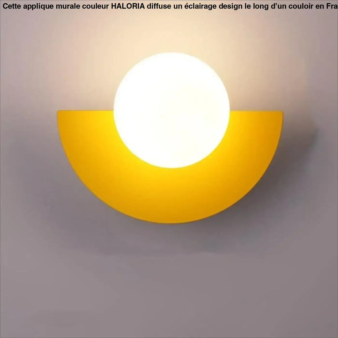 Applique murale couleur haloria avec abat-jour semi-circulaire jaune et ampoule sphérique blanche lumineuse moderne