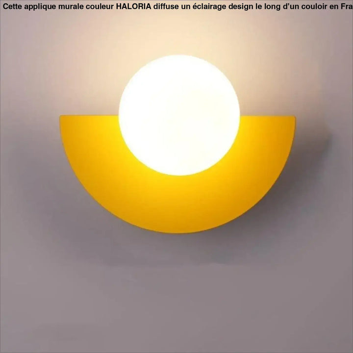 Applique murale couleur haloria avec abat-jour semi-circulaire jaune et ampoule sphérique blanche lumineuse moderne