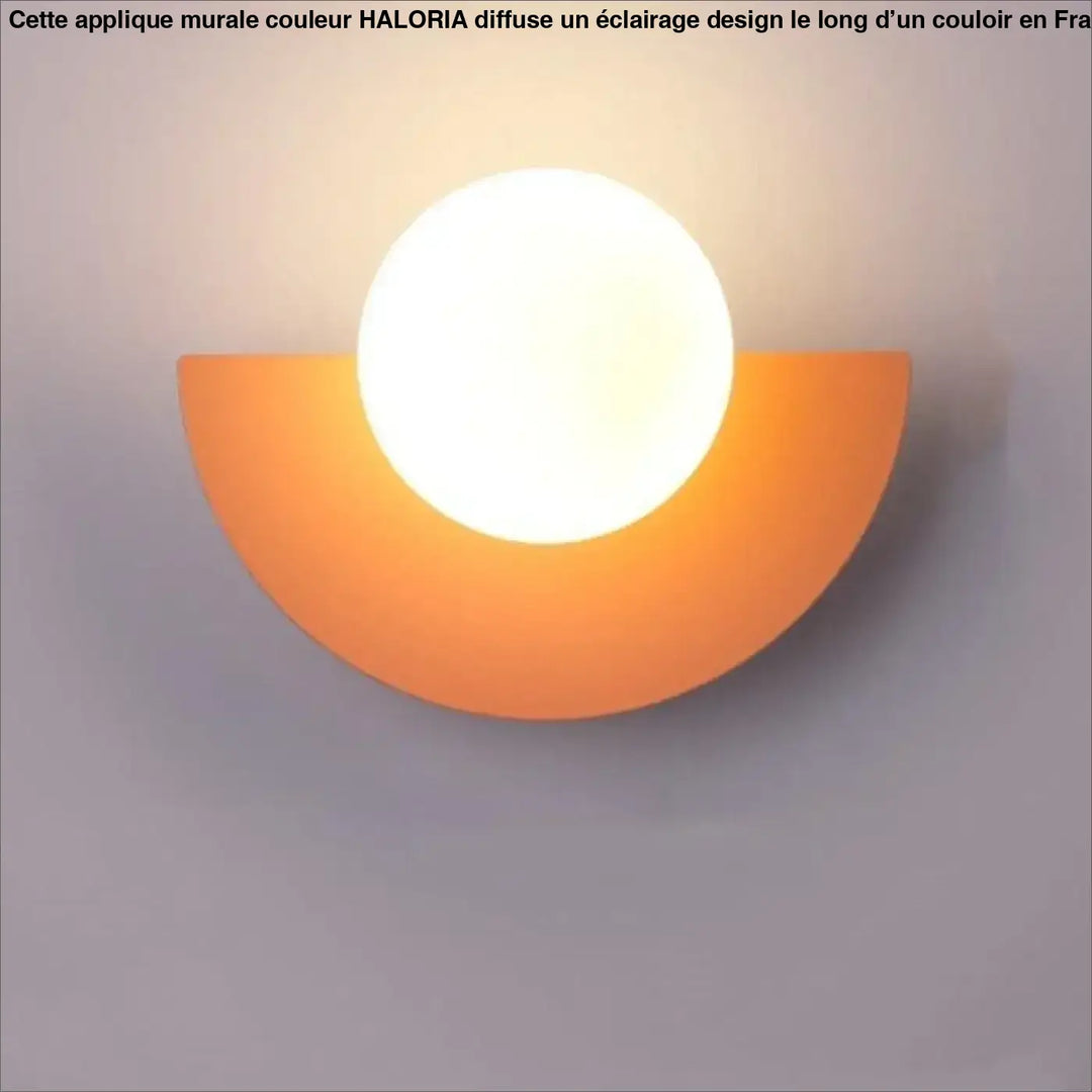 Applique murale couleur HALORIA orange semi-circulaire avec ampoule sphérique blanche éclatante