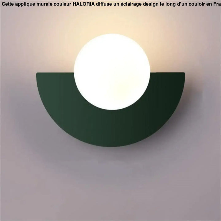 Applique murale couleur haloria avec base semi-circulaire vert foncé et ampoule sphérique blanche éclatante