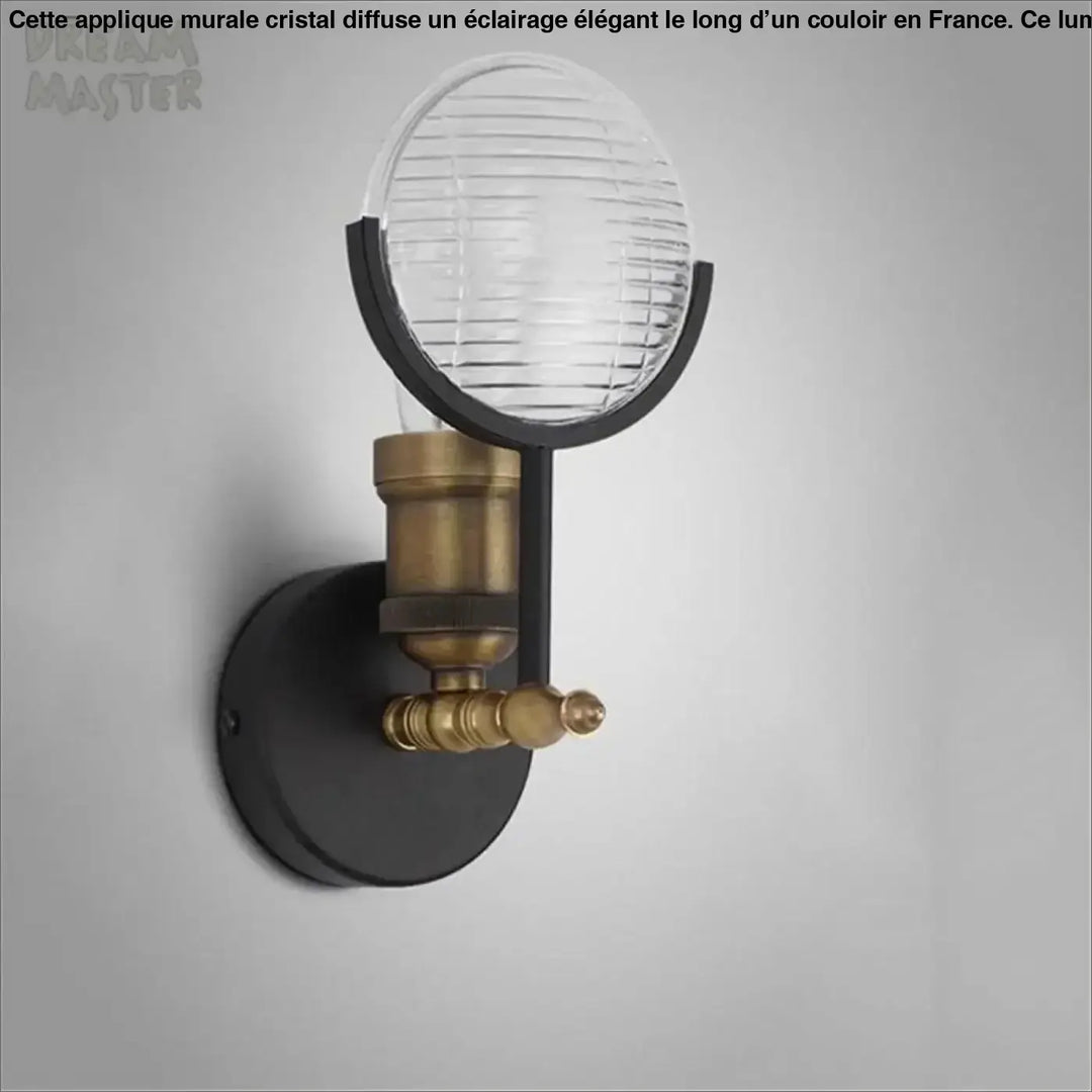Applique murale cristal style industriel en métal noir avec accents laiton et globe en verre nervuré transparent